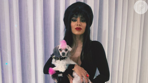 Anitta se fantasia de Elvira, a 'Rainha das Trevas', em festa de Halloween