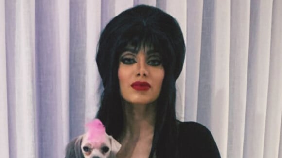 Rainha das trevas, é você? Anitta se fantasia de Elvira em festa de Halloween