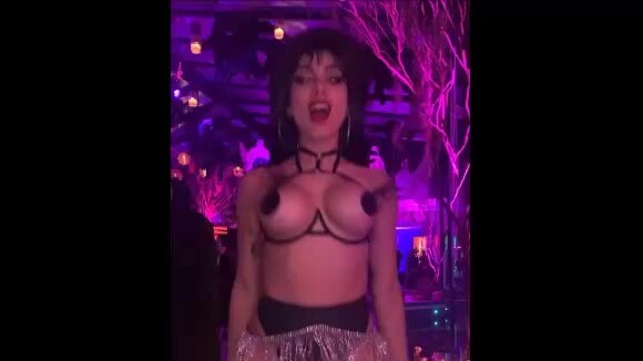 Anitta reproduziu a icônica 'dança dos peitos' de Elvira em filme