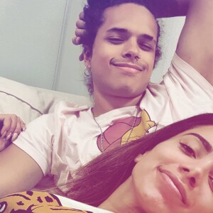 Anitta e Vitão aumentaram os shippers com beijo roubado em show e até aparição do paulista acordando na casa da famosa