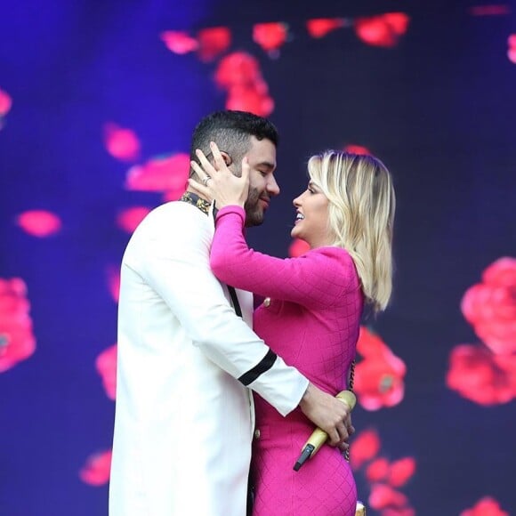 Andressa Suita embarcou com o marido, Gusttavo Lima, para viagem nos EUA