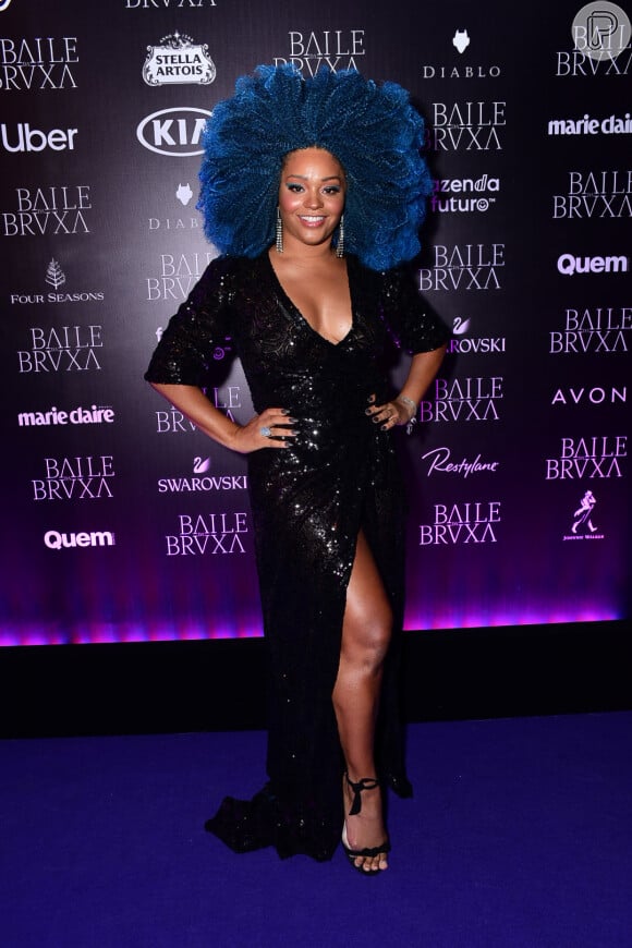 Juliana Alves chama atenção com cabelo na cor azul no Baile da Bruxa. Atriz usou vestido Jonhy Karlo e joias Rincawesky