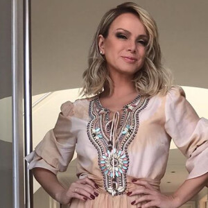 Visual de Eliana roubou a cena em foto nas redes sociais