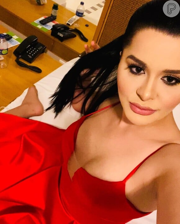 A cantora Maraisa mostrou detalhes do vestido em suas redes sociais