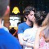 Laura Neiva beija Chay Suede durante tarde em bar de São Paulo