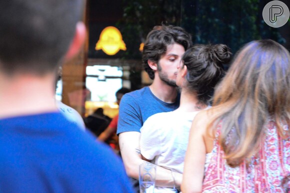 Laura Neiva beija Chay Suede durante tarde em bar de São Paulo