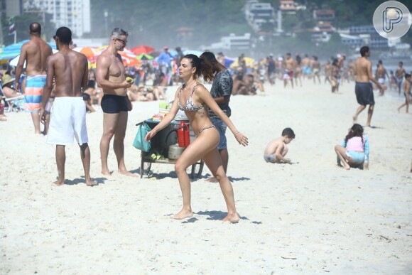 Isis Valverde curte praia no Rio de Janeiro
