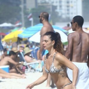 Isis Valverde corre em praia