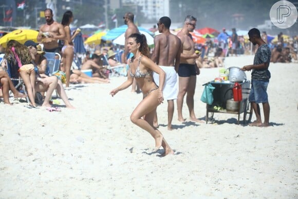 Isis Valverde corre em praia