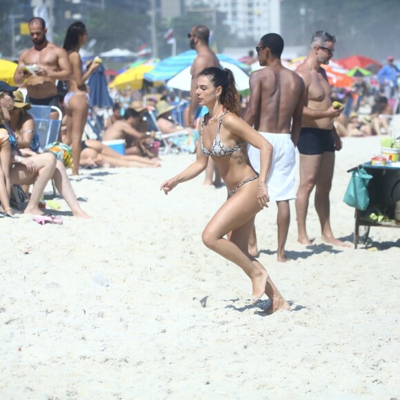 Isis Valverde corre em praia