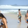 Marido de Isis Valverde, André Resende curte praia no Rio de Janeiro