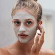 A máscara de argila verde pode tirar a oleosidade do rosto, que é mais comum no verão
