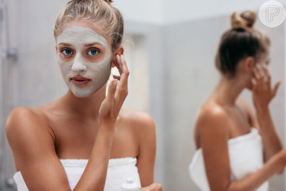 A máscara de argila verde pode tirar a oleosidade do rosto, que é mais comum no verão