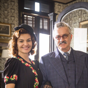 Assad (Werner Schünemann) se casa com Karine (Mayana Neiva) na novela 'Éramos Seis'