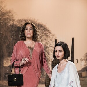 Lola (Gloria Pires) se preocupa com Justina (Julia Stockler) com a volta de Adelaide (Joana de Verona) na novela 'Éramos Seis'