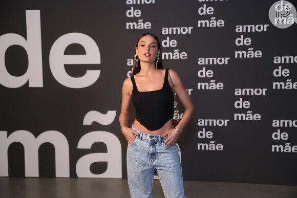 Isis Valverde combinou a delicadeza da blusa espartilho com o estilo despojado do jeans oversized