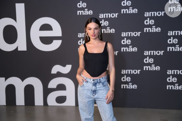 Isis Valverde combinou jeans oversized e blusa tipo espartilho em seu look