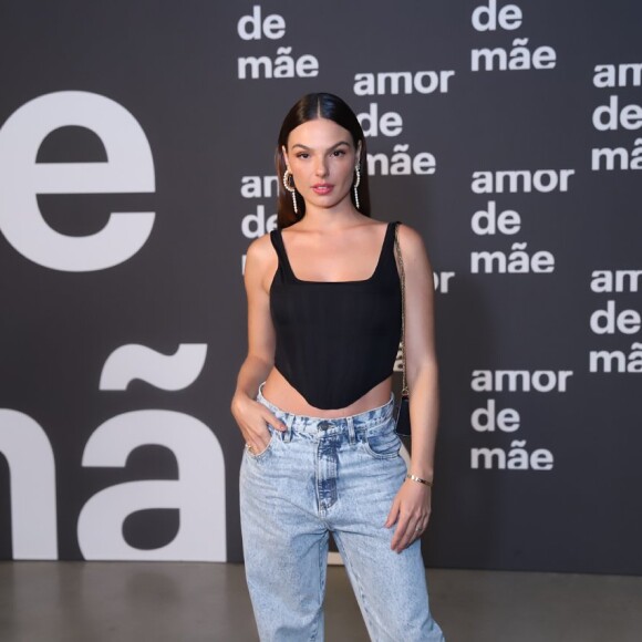 Isis Valverde combinou jeans oversized e blusa tipo espartilho em seu look