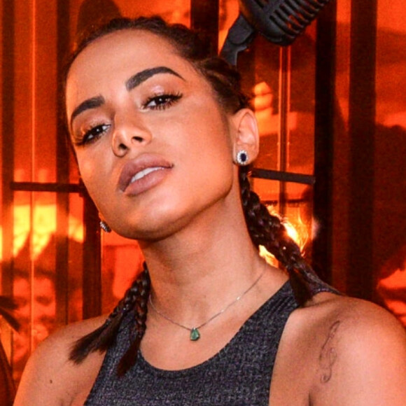 Anitta passa por nova mudança e dá 'arrebitadinha' na boca com preenchimento labial