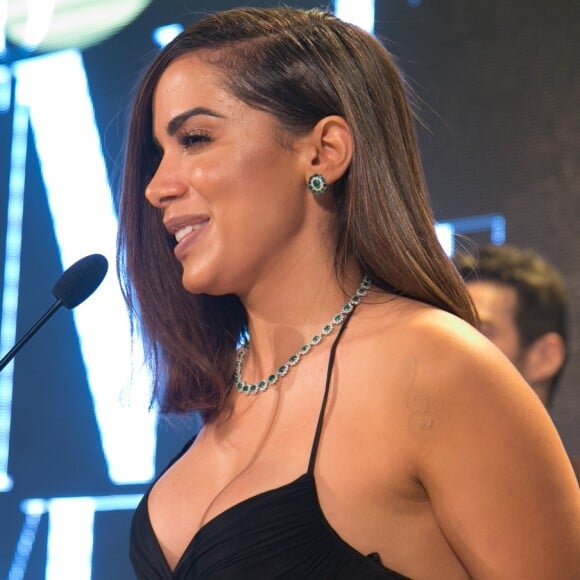 Anitta possui outras mudanças no visual, como rinoplastia, silicone e até já passou por remoção de tatuagem