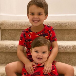 Filhos de Matheus Aleixo e Paula Aires combinaram look de em foto na web