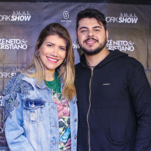 Mulher do sertanejo Cristiano, dupla de Zé Neto, Paula Vaccari evidenciou a barriguinha de seis meses de gravidez em foto