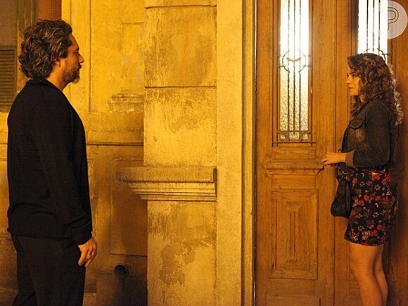 José Alfredo (Alexandre Nero) vai atrás de Cristina (Leandra Leal) e pede que ela ouça o que ele tem a dizer, em 'Império'