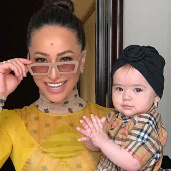 Sabrina Sato sempre posa estilosa com a filha, Zoe