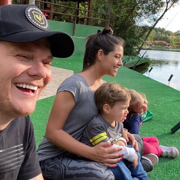 Michel Teló tocou bateria em momento de lazer com a mulher, Thais Fersoza, e os filhos, Melinda e Teodoro