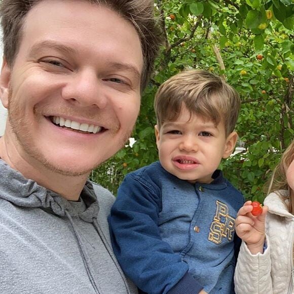 Thais Fersoza filma reação do filho, Teodoro, ao ver Michel Teló na bateria em vídeo nesta terça-feira, dia 12 de novembro de 2019