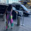 Anitta combinou calça confeccionada com bandanas e top colorido