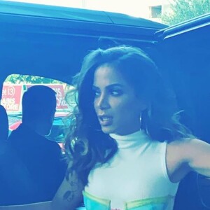 Anitta ganhou elogios de diversas famosas ao mostrar seu look supercolorido