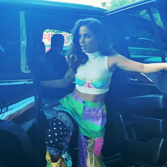 Anitta ganhou elogios de diversas famosas ao mostrar seu look supercolorido