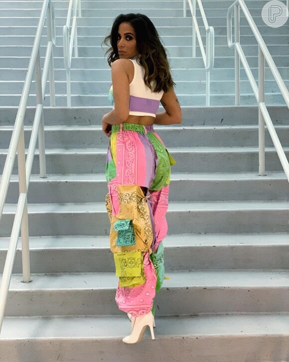A calça com bandanas escolhida por Anitta é de uma designer londrina