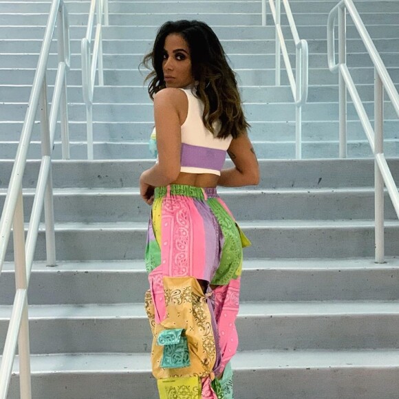 A calça com bandanas escolhida por Anitta é de uma designer londrina