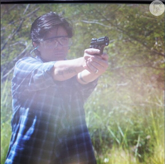 Thammy Miranda está fazendo aulas de tiro para sua personagem Jô, em 'Salve Jorge'