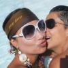 Thammy Miranda e Linda Barbosa namoram na piscina