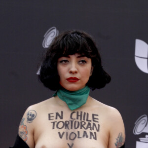 Cantora do Chile Mon Laferte faz protesto no Grammy Latino, nesta quinta-feira, dia 14 de novembro de 2019