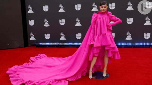 Vitória de Marília Mendonça, looks ousados das celebridades e protesto marcam o Grammy Latino, nesta quinta-feira, dia 14 de novembro de 2019 (em foto, Sofia Carson aposta em look arrasador)