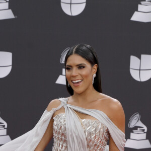 Atriz dominicana Francisca Lachapel usa vestido esvoaçante com detalhe estiloso no Grammy Latino, nesta quinta-feira, dia 14 de novembro de 2019