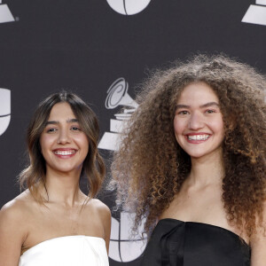 As cantora Anavitória usam vestido oversized no Grammy Latino, nesta quinta-feira, dia 14 de novembro de 2019