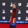 iLe aposta em vestido de veludo com bolsa estilosa no Grammy Latino, nesta quinta-feira, dia 14 de novembro de 2019
