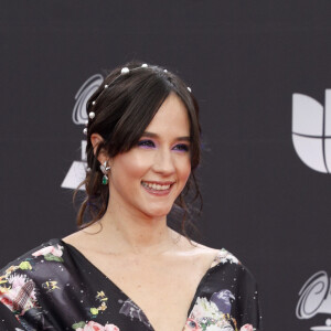 Cantora Ximena Sariñana usa vestido com estampa divertida no Grammy Latino, nesta quinta-feira, dia 14 de novembro de 2019