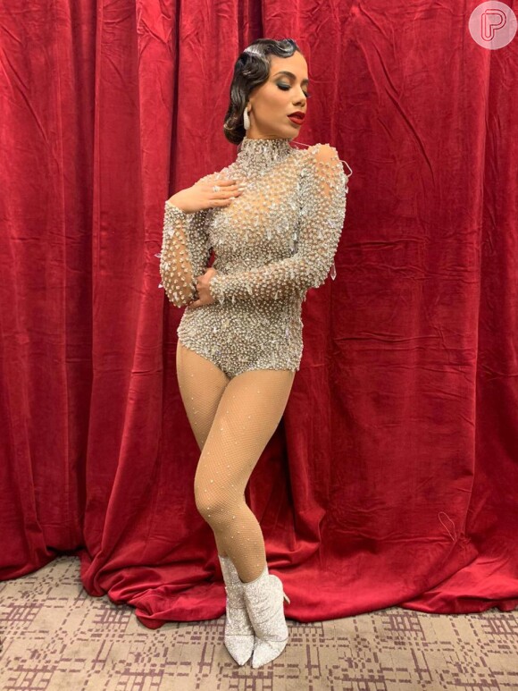 Anitta aposta em body decotado para o Grammy Latino, nesta quinta-feira, dia 14 de novembro de 2019