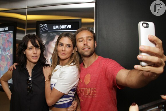Deborah Secco posa para foto com diretora do filme 'Boa Sorte', Carolina Jabour