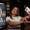 Deborah Secco faz selfie durante lançamento do filme 'Boa Sorte' em São Paulo