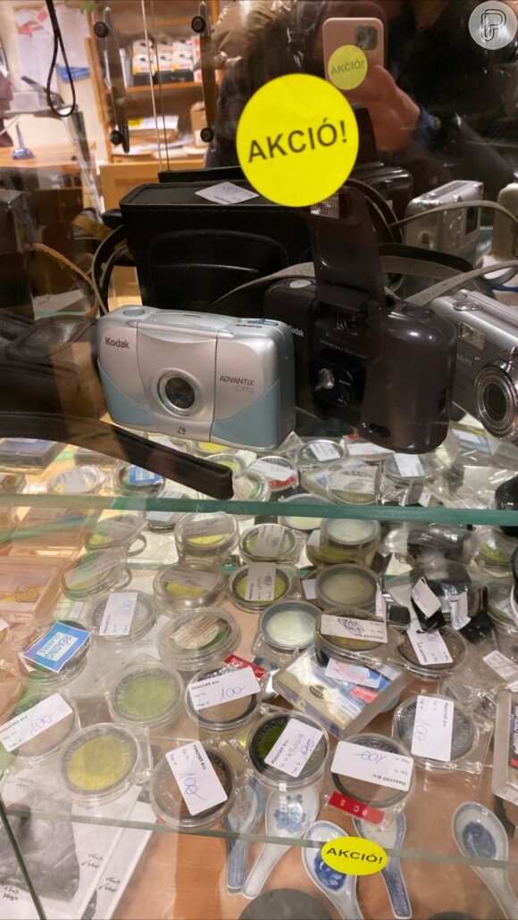 Bruna Marquezine mostra câmeras retrô em lojas de antiguidades