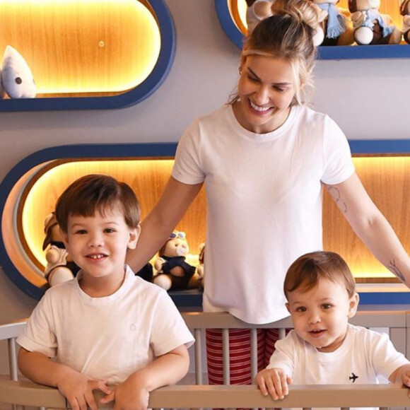 Andressa Suita carregou os dois filhos no colo e publicou vídeo na web nesta sexta-feira, 22 de novembro de 2019