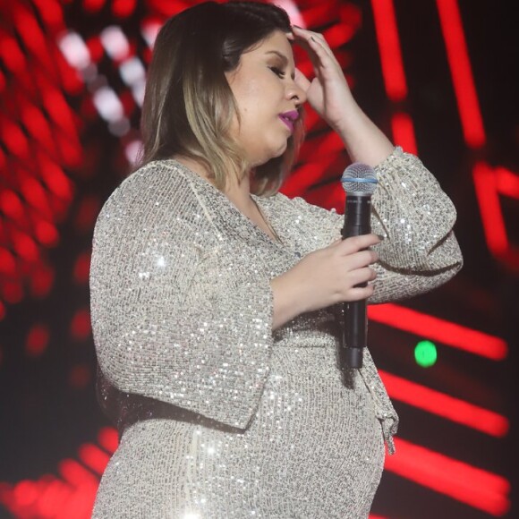 Marília Mendonça destaca barrigão de gravidez em look de show