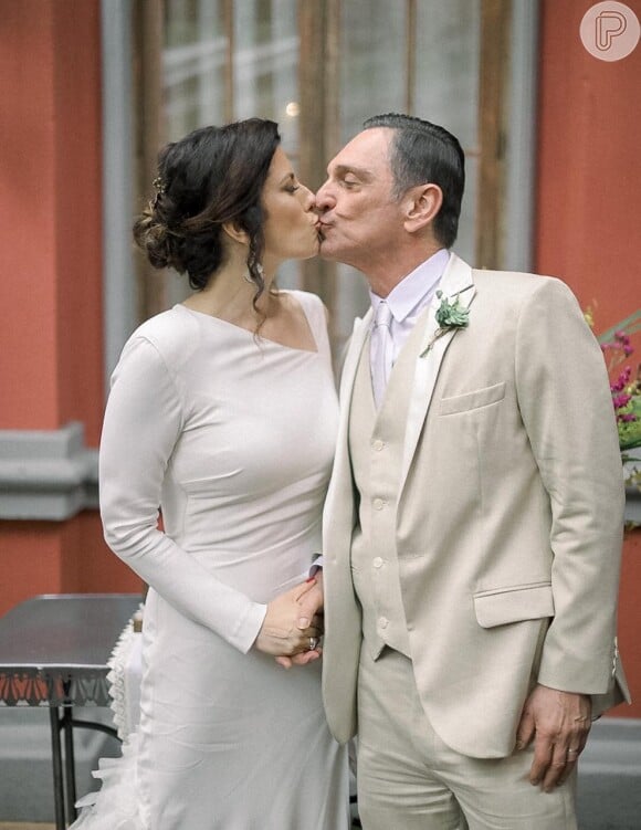 Paulo Miklos e Renata Galvão se beijam após casamento